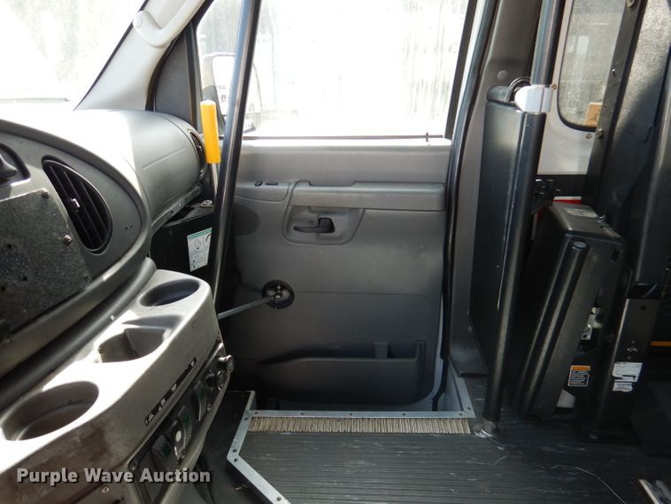 image for item DY9580 2004 Ford E350 Super Duty  handicap accessible van
