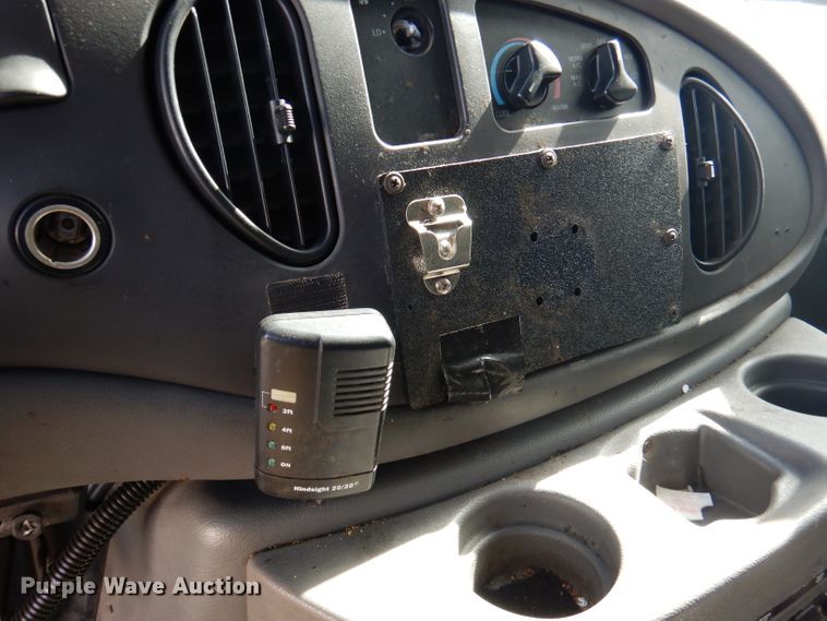 image for item DY9580 2004 Ford E350 Super Duty  handicap accessible van