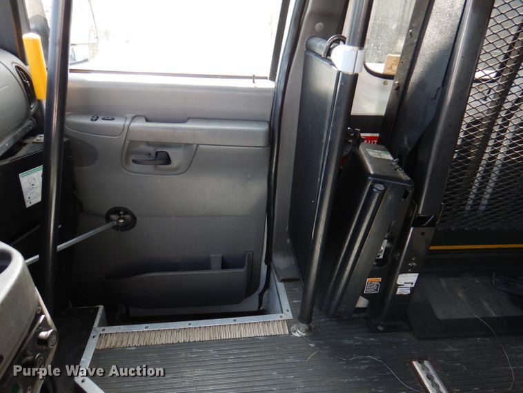 image for item DY9580 2004 Ford E350 Super Duty  handicap accessible van