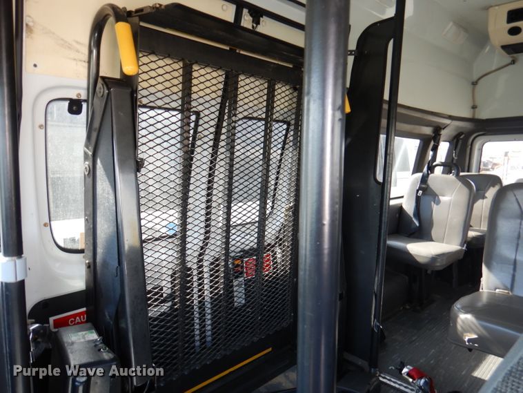 image for item DY9580 2004 Ford E350 Super Duty  handicap accessible van