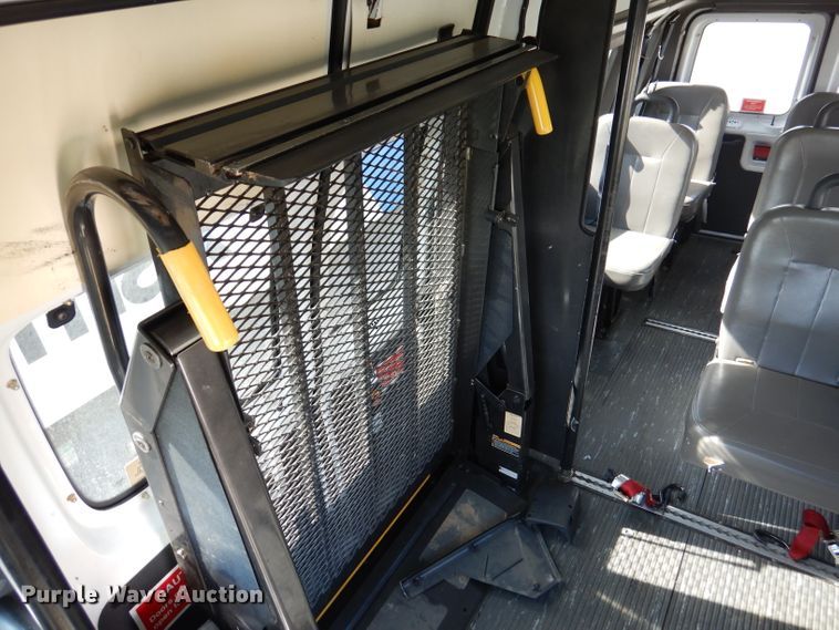 image for item DY9580 2004 Ford E350 Super Duty  handicap accessible van