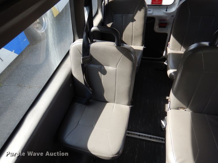 image for item DY9580 2004 Ford E350 Super Duty  handicap accessible van