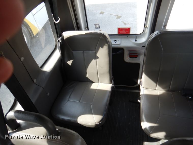 image for item DY9580 2004 Ford E350 Super Duty  handicap accessible van