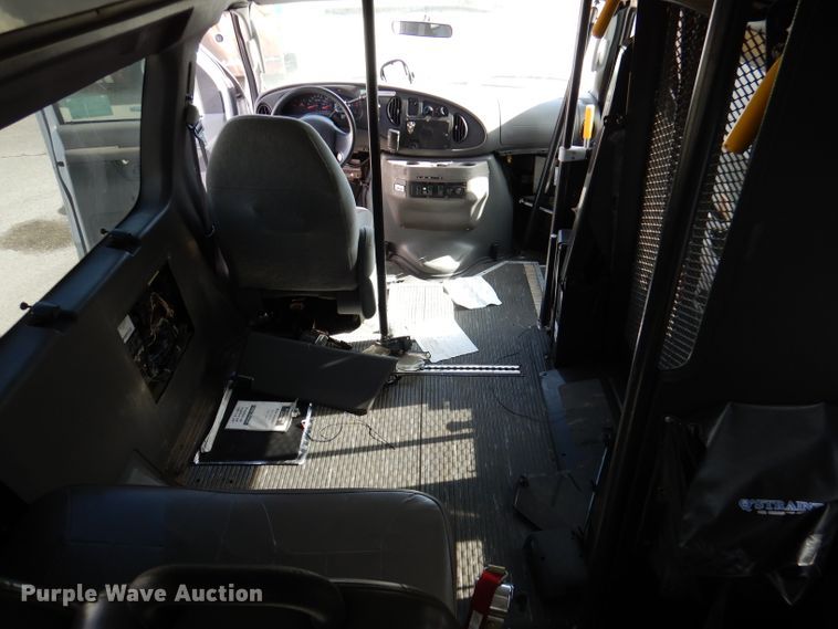 image for item DY9580 2004 Ford E350 Super Duty  handicap accessible van