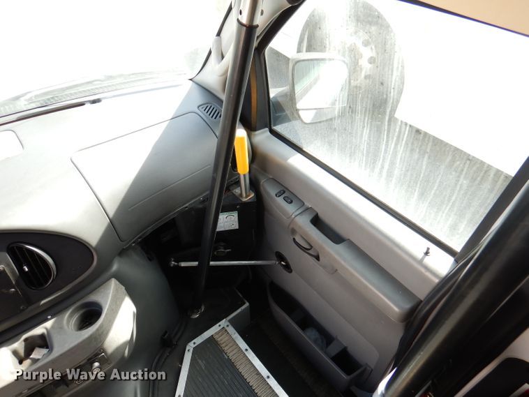 image for item DY9580 2004 Ford E350 Super Duty  handicap accessible van