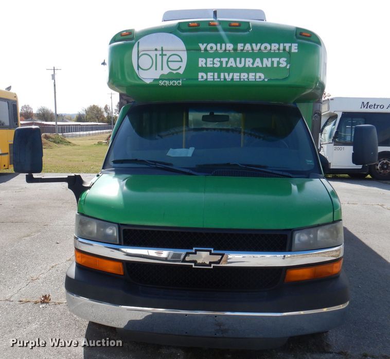 image for item DY9581 2010 Chevrolet Express G4500  shuttle bus