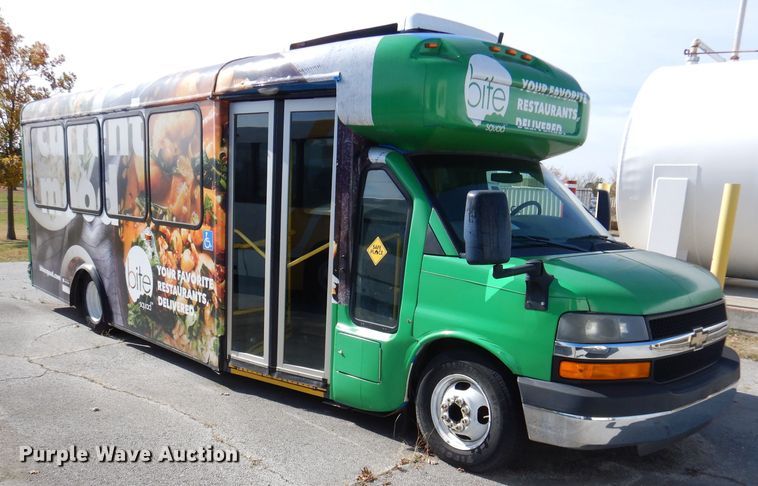 image for item DY9581 2010 Chevrolet Express G4500  shuttle bus