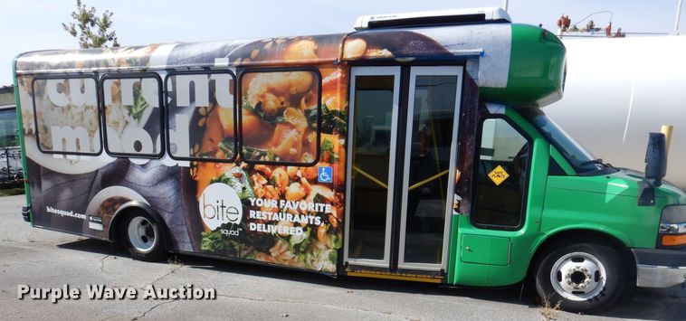 image for item DY9581 2010 Chevrolet Express G4500  shuttle bus