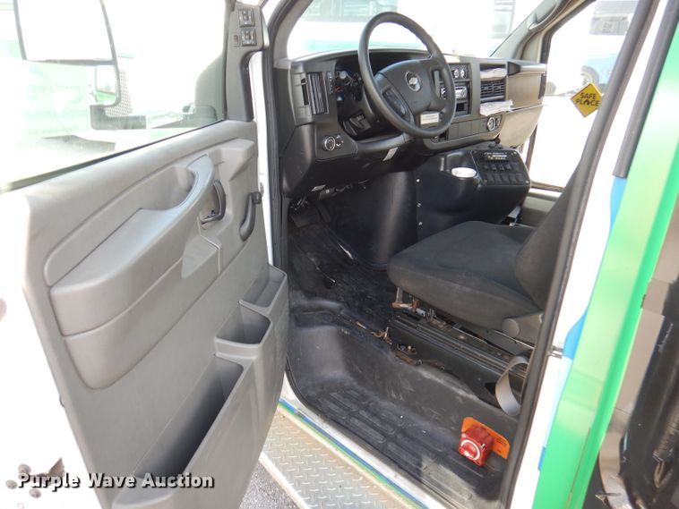 image for item DY9581 2010 Chevrolet Express G4500  shuttle bus
