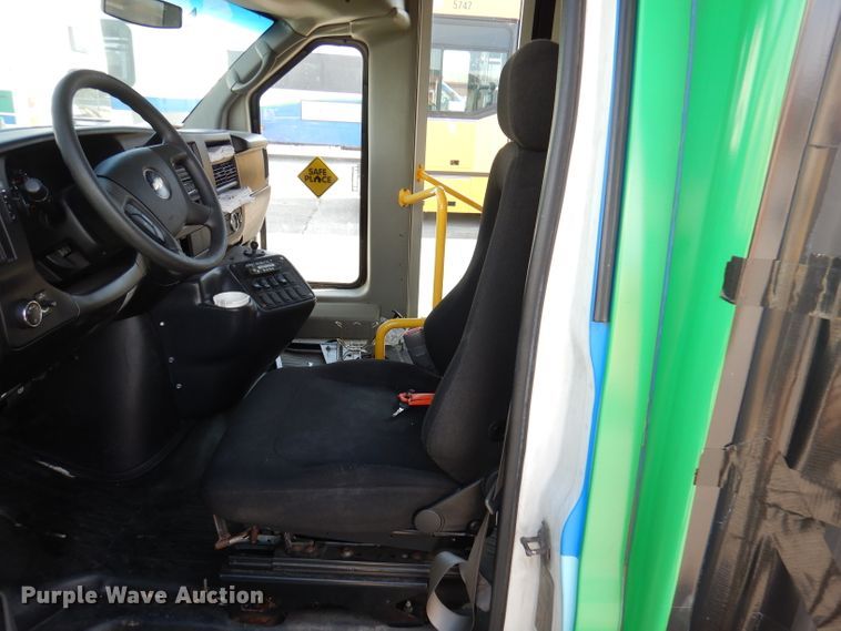 image for item DY9581 2010 Chevrolet Express G4500  shuttle bus