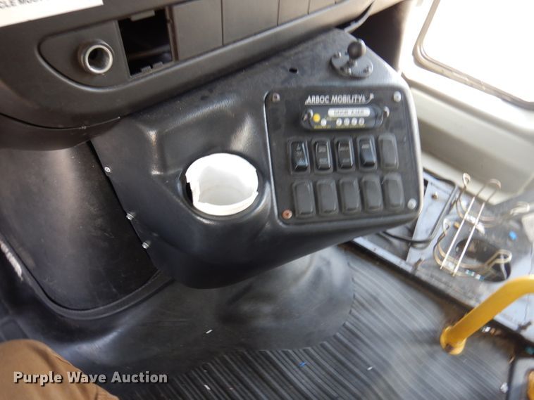 image for item DY9581 2010 Chevrolet Express G4500  shuttle bus