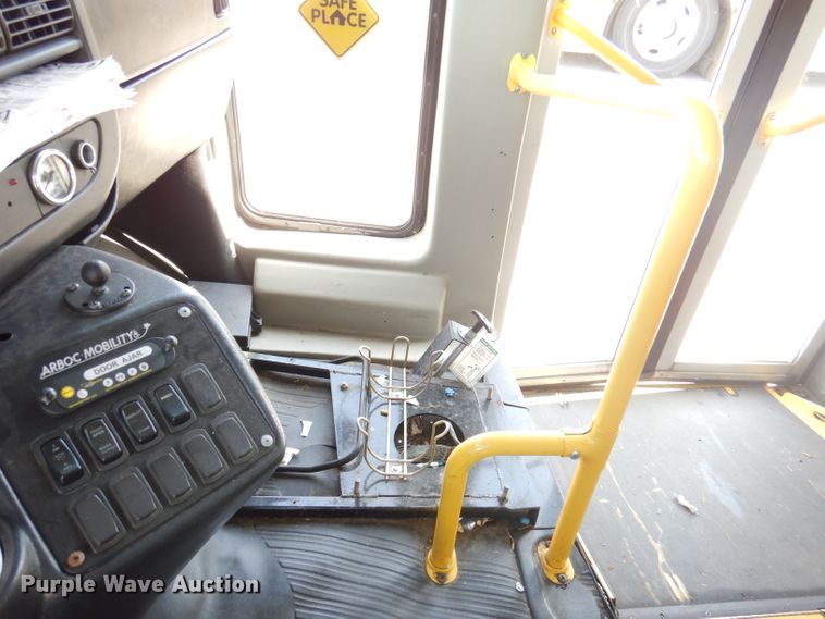 image for item DY9581 2010 Chevrolet Express G4500  shuttle bus