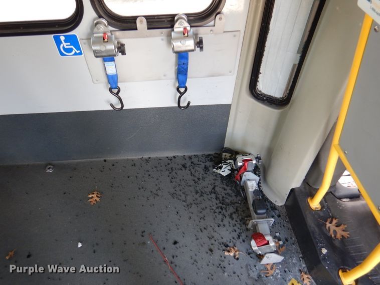 image for item DY9581 2010 Chevrolet Express G4500  shuttle bus