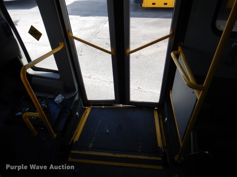 image for item DY9581 2010 Chevrolet Express G4500  shuttle bus