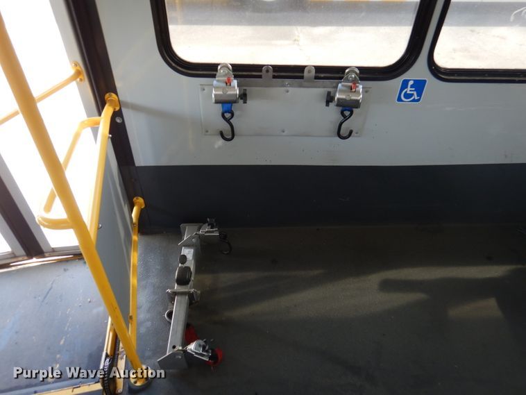 image for item DY9581 2010 Chevrolet Express G4500  shuttle bus