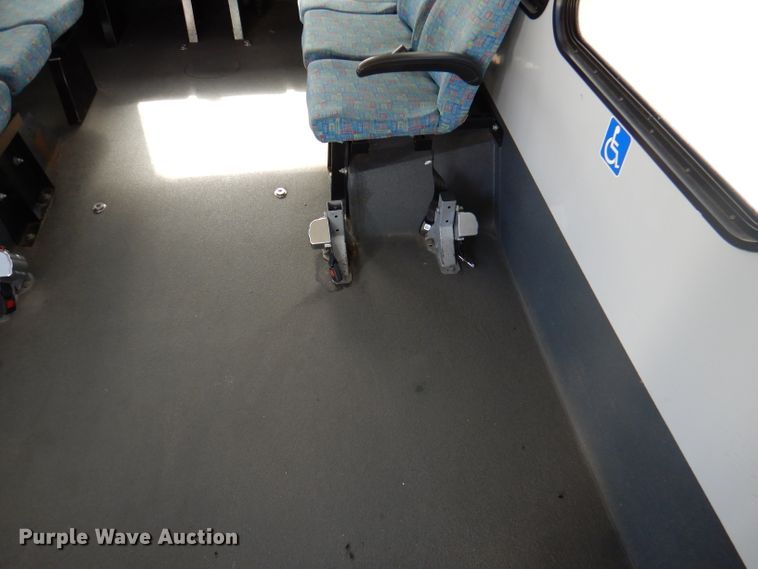 image for item DY9581 2010 Chevrolet Express G4500  shuttle bus