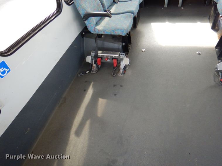 image for item DY9581 2010 Chevrolet Express G4500  shuttle bus