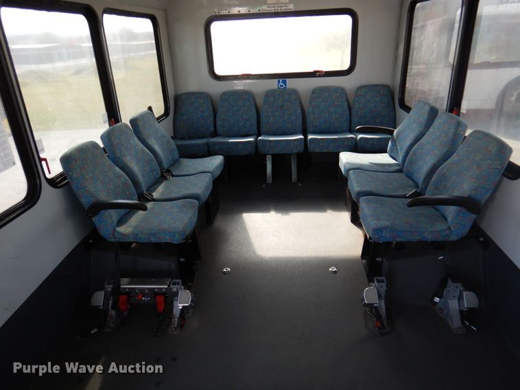 image for item DY9581 2010 Chevrolet Express G4500  shuttle bus