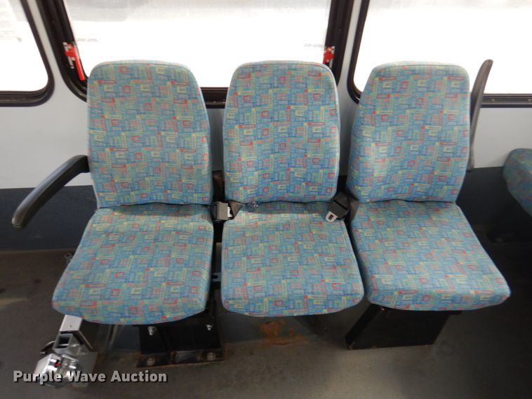 image for item DY9581 2010 Chevrolet Express G4500  shuttle bus