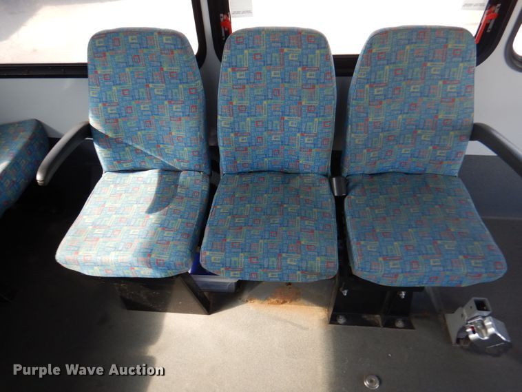 image for item DY9581 2010 Chevrolet Express G4500  shuttle bus