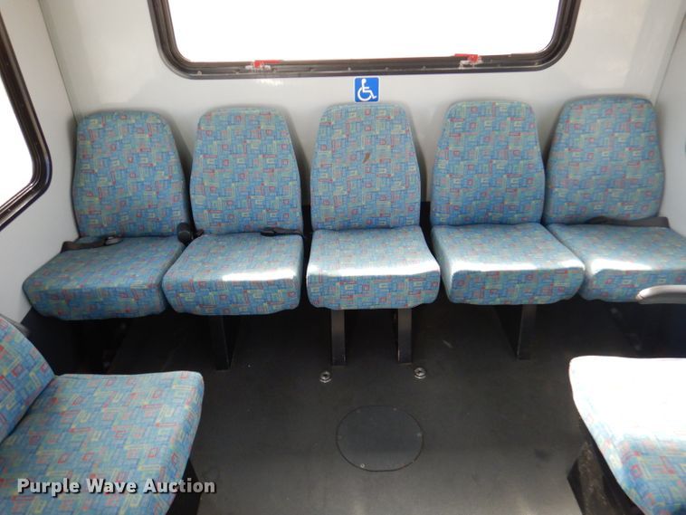 image for item DY9581 2010 Chevrolet Express G4500  shuttle bus