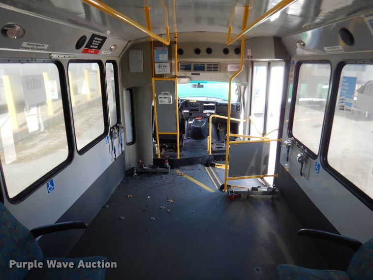 image for item DY9581 2010 Chevrolet Express G4500  shuttle bus