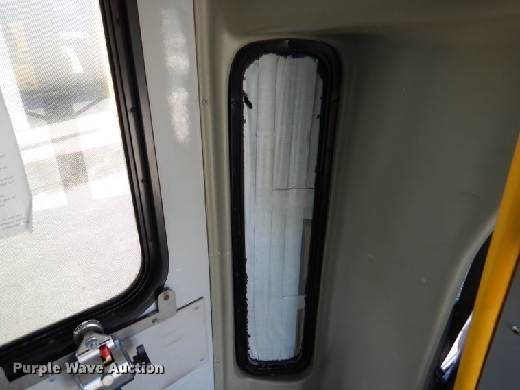 image for item DY9581 2010 Chevrolet Express G4500  shuttle bus