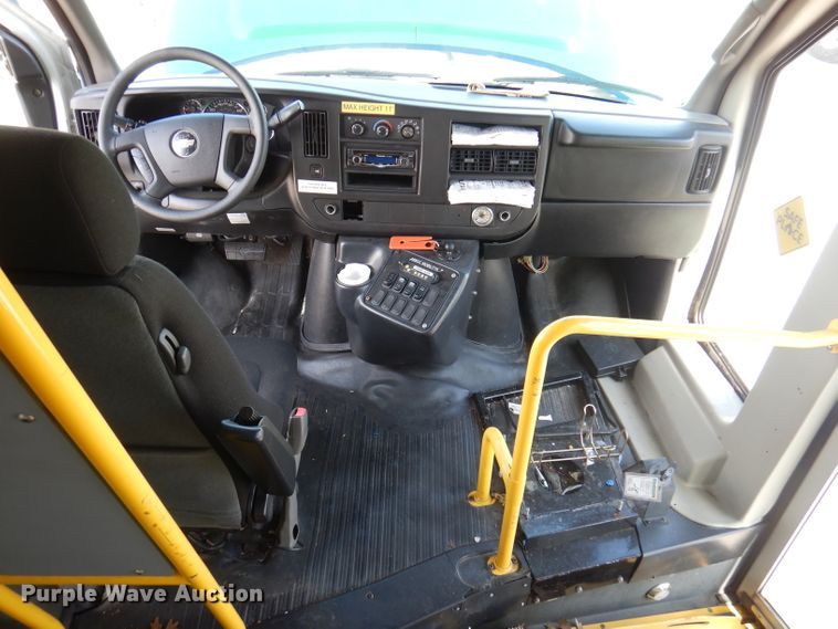 image for item DY9581 2010 Chevrolet Express G4500  shuttle bus