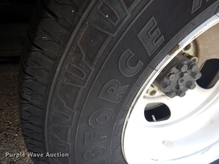 image for item DY9581 2010 Chevrolet Express G4500  shuttle bus