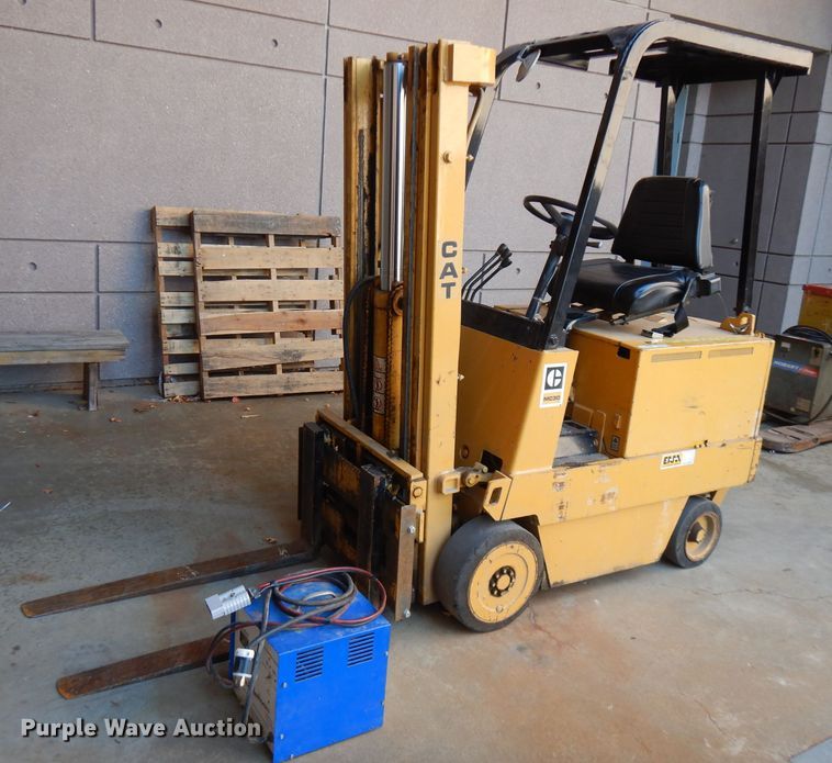 image for item FW9900 Caterpillar MC30  forklift
