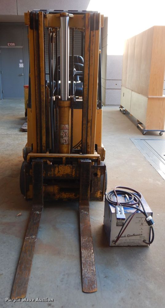 image for item FW9900 Caterpillar MC30  forklift