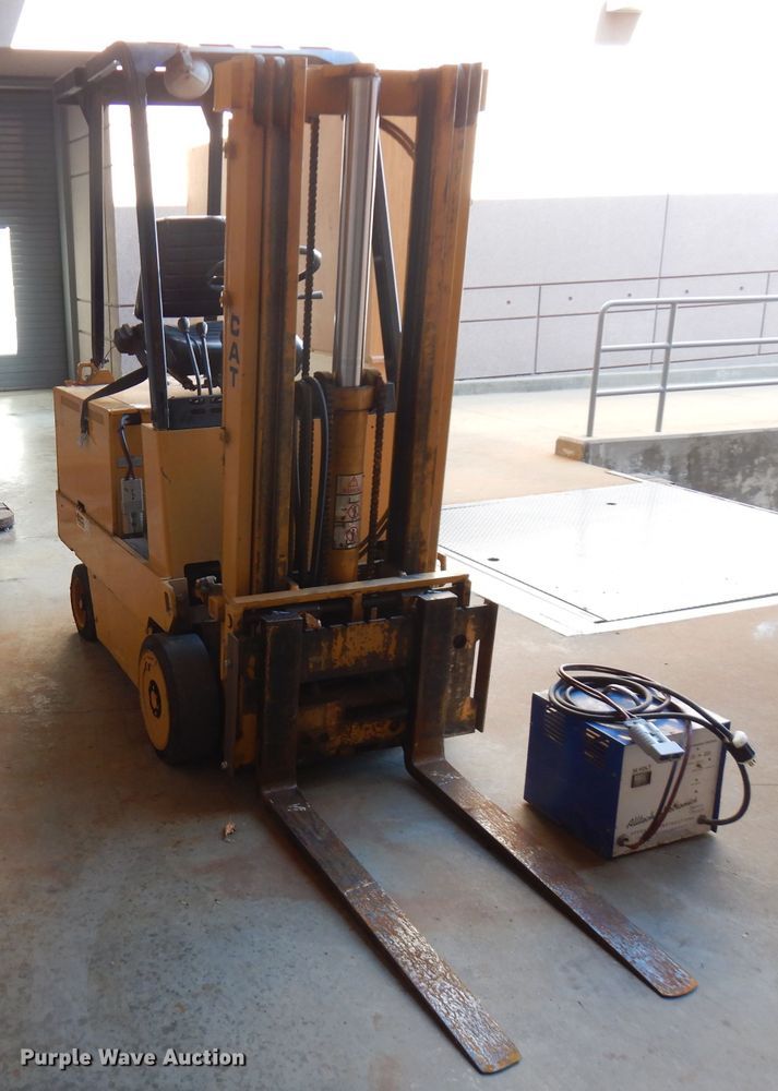 image for item FW9900 Caterpillar MC30  forklift