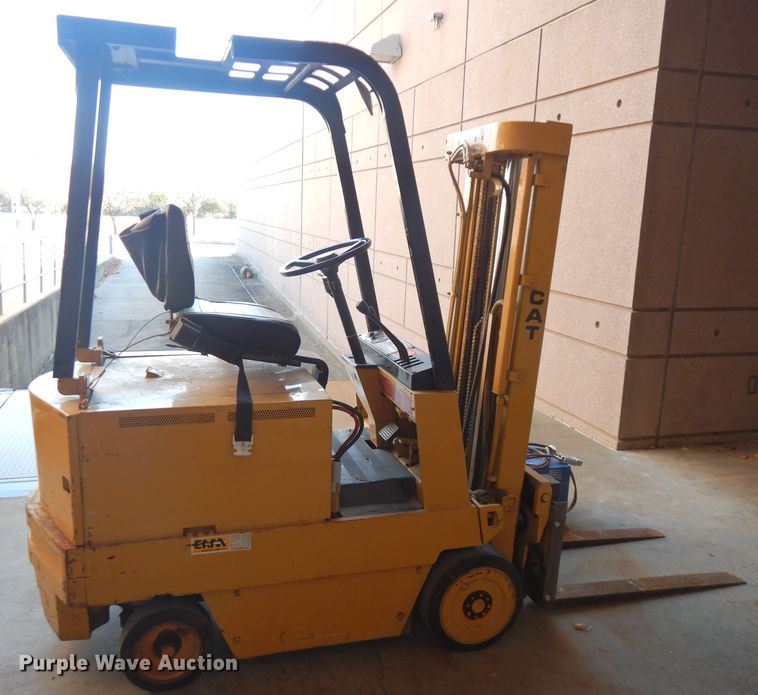 image for item FW9900 Caterpillar MC30  forklift