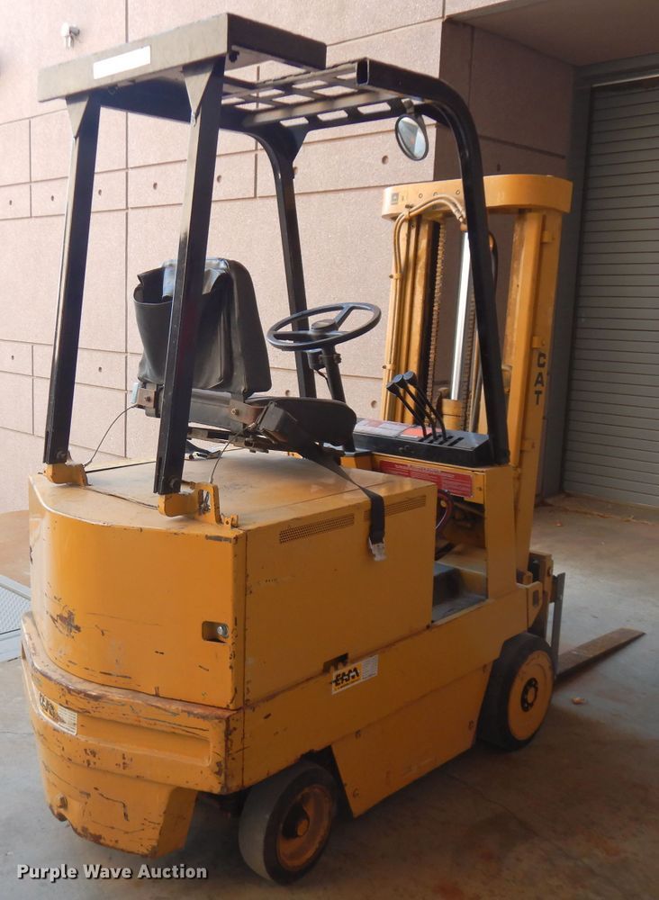 image for item FW9900 Caterpillar MC30  forklift