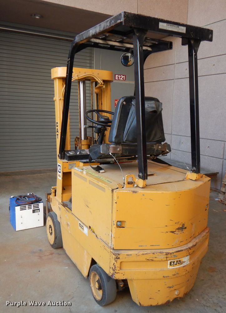 image for item FW9900 Caterpillar MC30  forklift
