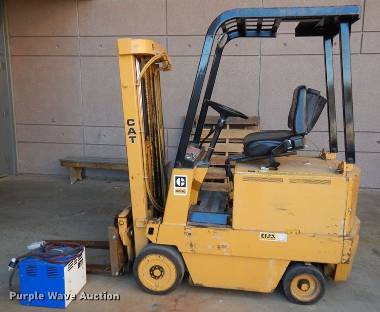 image for item FW9900 Caterpillar MC30  forklift
