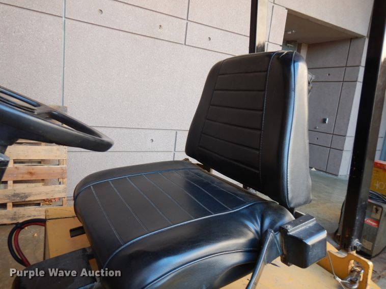 image for item FW9900 Caterpillar MC30  forklift