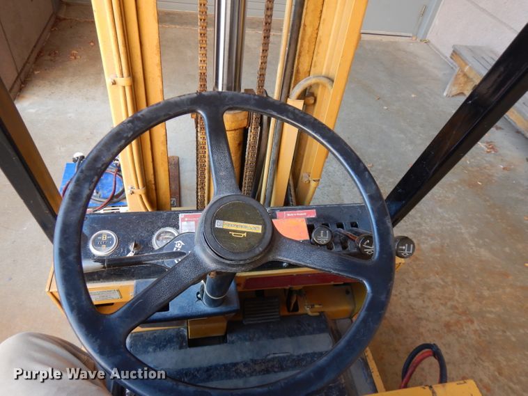 image for item FW9900 Caterpillar MC30  forklift