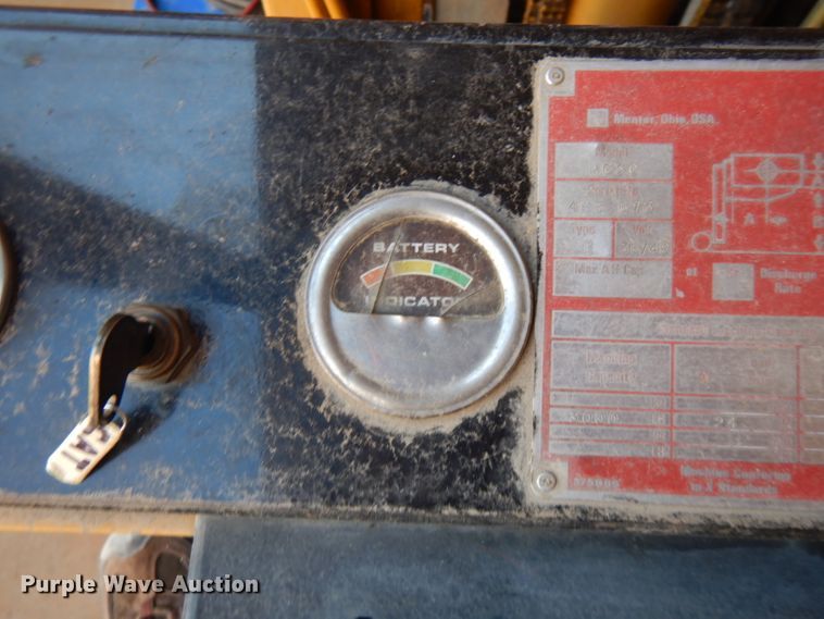 image for item FW9900 Caterpillar MC30  forklift