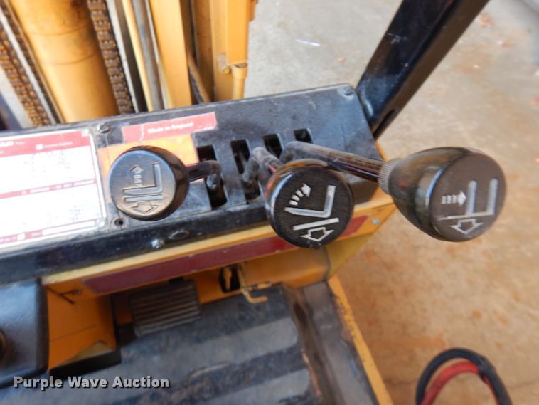 image for item FW9900 Caterpillar MC30  forklift