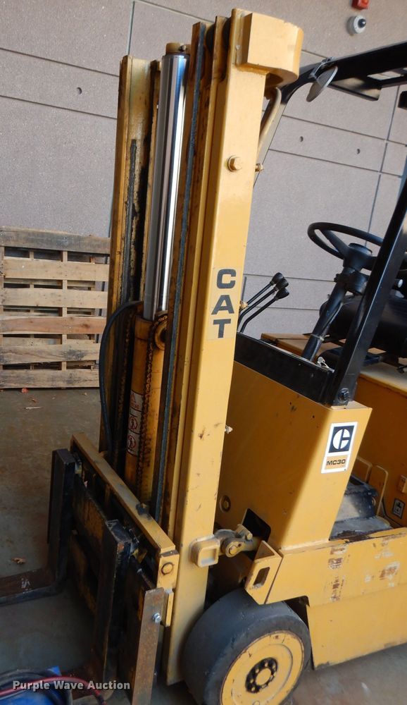 image for item FW9900 Caterpillar MC30  forklift