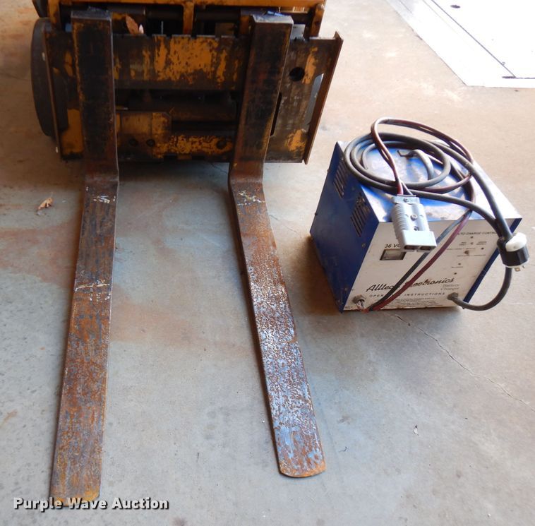 image for item FW9900 Caterpillar MC30  forklift