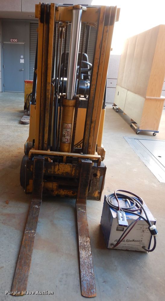 image for item FW9900 Caterpillar MC30  forklift