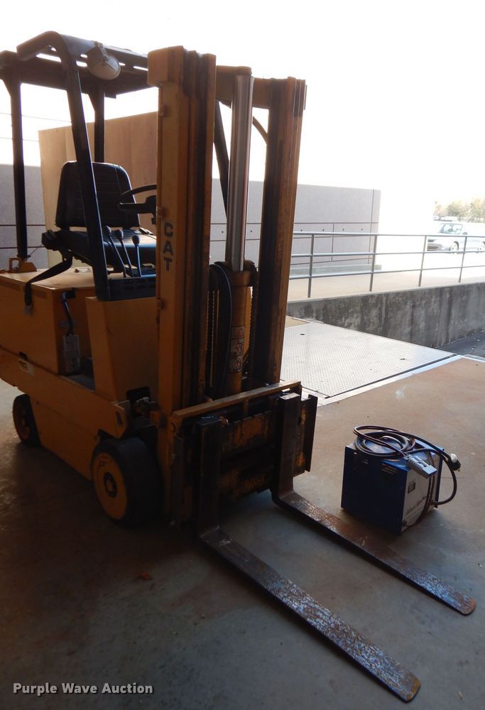 image for item FW9900 Caterpillar MC30  forklift