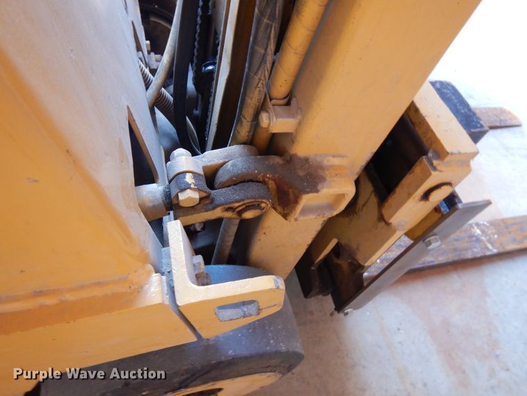 image for item FW9900 Caterpillar MC30  forklift