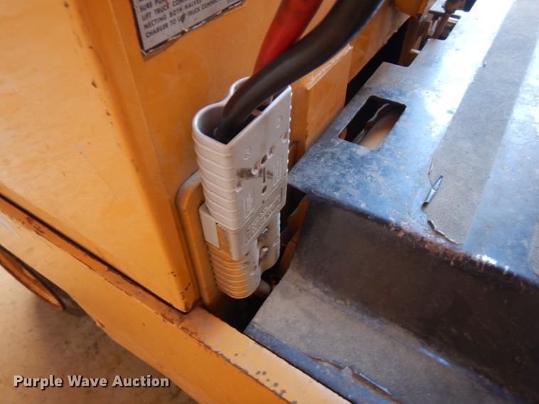 image for item FW9900 Caterpillar MC30  forklift