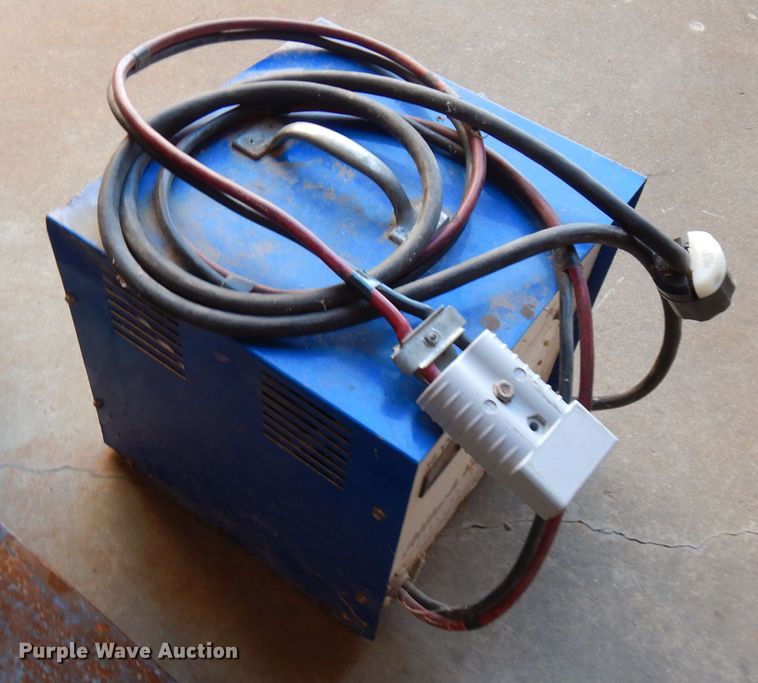 image for item FW9900 Caterpillar MC30  forklift