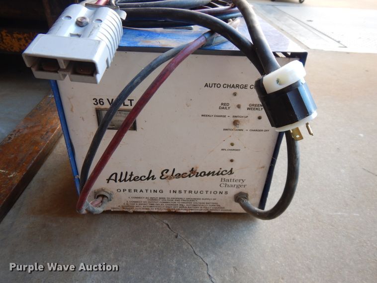 image for item FW9900 Caterpillar MC30  forklift