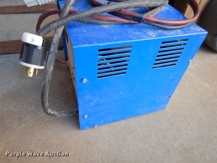 image for item FW9900 Caterpillar MC30  forklift