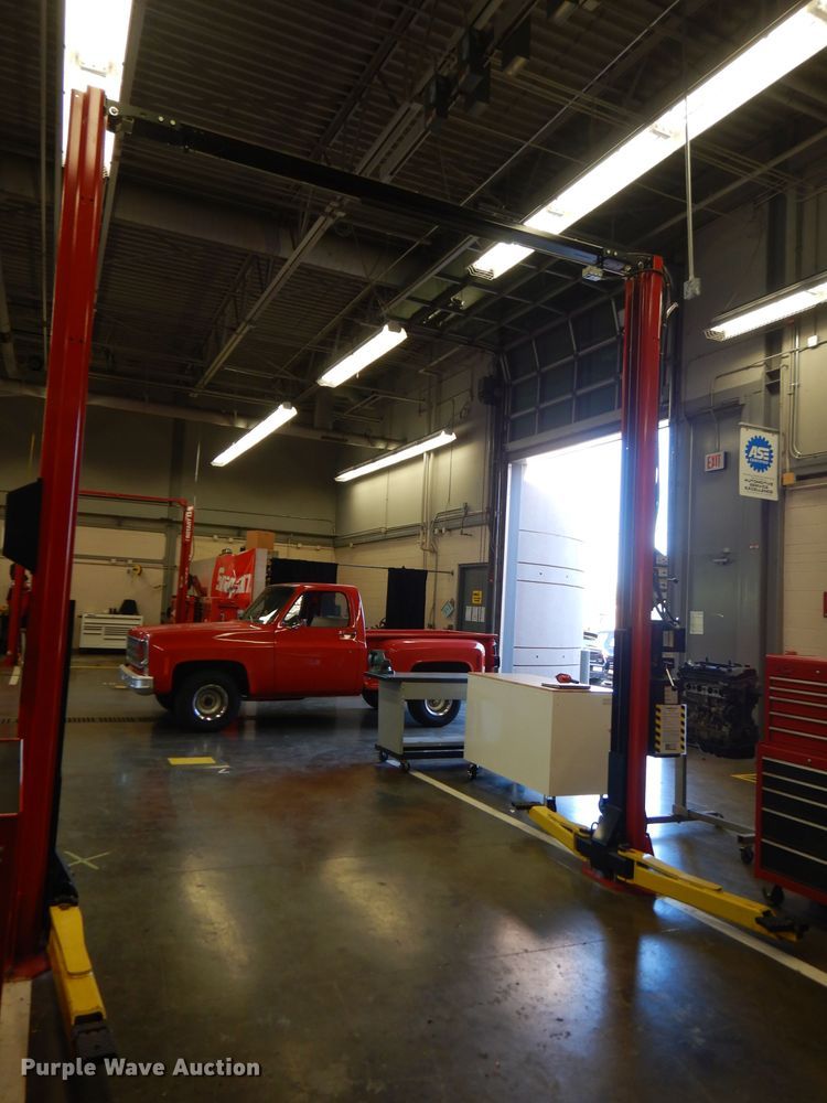 image for item FW9902 Snap-on 42010VS two post automotive lift